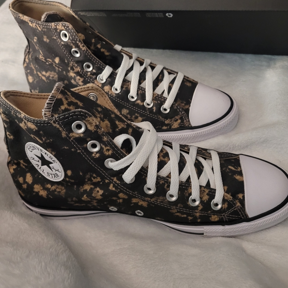 Brand New with box Unisex Converse high tops Read Post